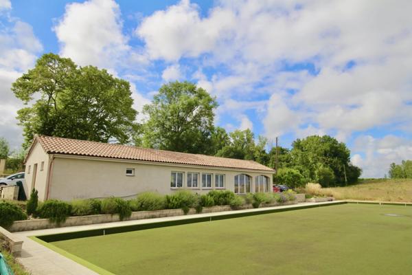 Une maison en pierre avec boulodrome, club house et 2 gîtes à proximité d'Eymet