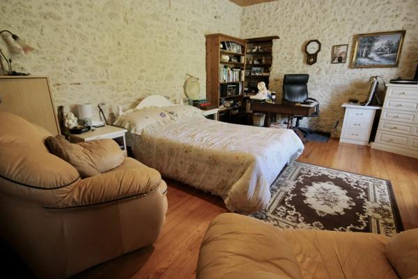 Une maison en pierre avec boulodrome, club house et 2 gîtes à proximité d'Eymet