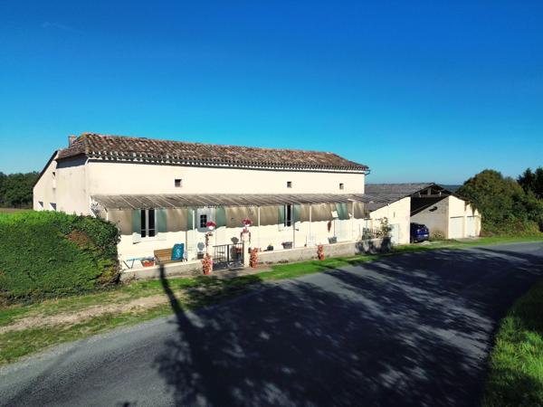Une maison en pierre avec boulodrome, club house et 2 gîtes à proximité d'Eymet
