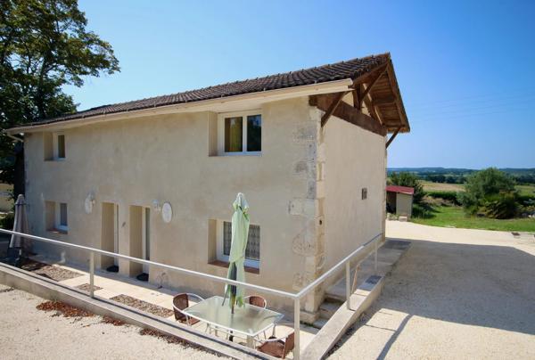 Une maison en pierre avec boulodrome, club house et 2 gîtes à proximité d'Eymet