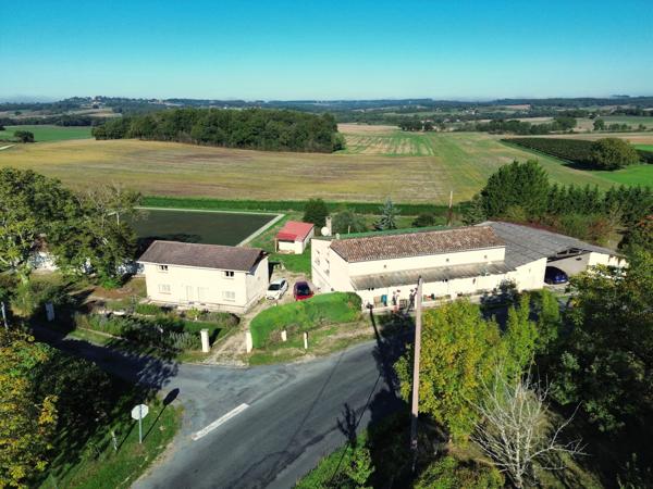 Une maison en pierre avec boulodrome, club house et 2 gîtes à proximité d'Eymet