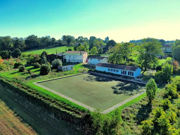 Une maison en pierre avec boulodrome, club house et 2 gîtes à proximité d'Eymet