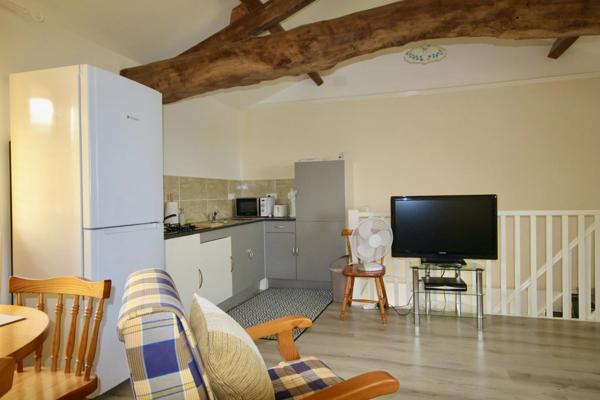 Une maison en pierre avec boulodrome, club house et 2 gîtes à proximité d'Eymet