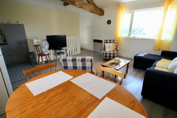 Une maison en pierre avec boulodrome, club house et 2 gîtes à proximité d'Eymet