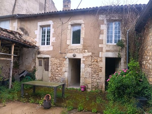 Vente maison de ville Chauvigny (86300), 150.00m² avec 5 pièce(s) dont 3 chambre(s) sur 350.00m² de terrain. La Bruyere Immobilier