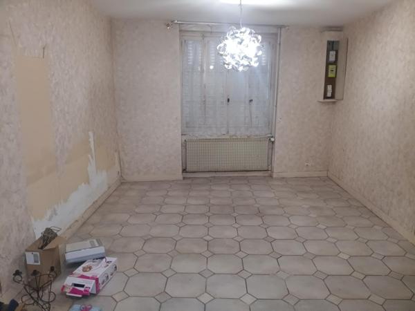 Vente maison de ville Chauvigny (86300), 150.00m² avec 5 pièce(s) dont 3 chambre(s) sur 350.00m² de terrain. La Bruyere Immobilier