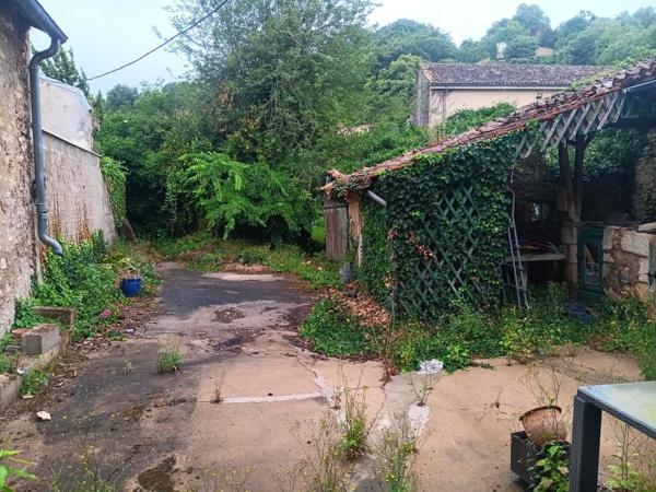 Vente maison de ville Chauvigny (86300), 150.00m² avec 5 pièce(s) dont 3 chambre(s) sur 350.00m² de terrain. La Bruyere Immobilier