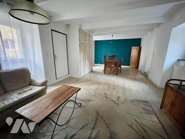 Maison de ville en très bon état.
Composée au rez de chaussée d'un grand séjour (cheminée) et ...