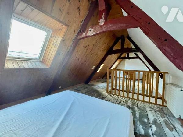 Maison de ville en très bon état.
Composée au rez de chaussée d'un grand séjour (cheminée) et ...