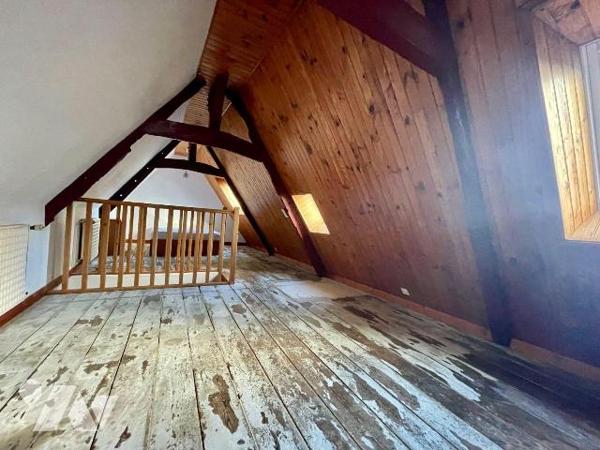 Maison de ville en très bon état.
Composée au rez de chaussée d'un grand séjour (cheminée) et ...