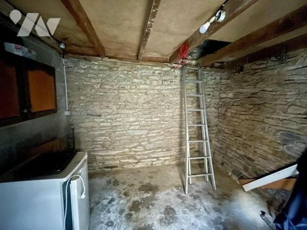 Maison de ville en très bon état.
Composée au rez de chaussée d'un grand séjour (cheminée) et ...