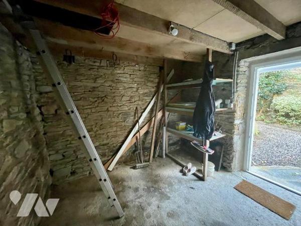 Maison de ville en très bon état.
Composée au rez de chaussée d'un grand séjour (cheminée) et ...