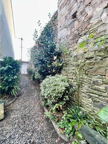 Maison de ville en très bon état.
Composée au rez de chaussée d'un grand séjour (cheminée) et ...