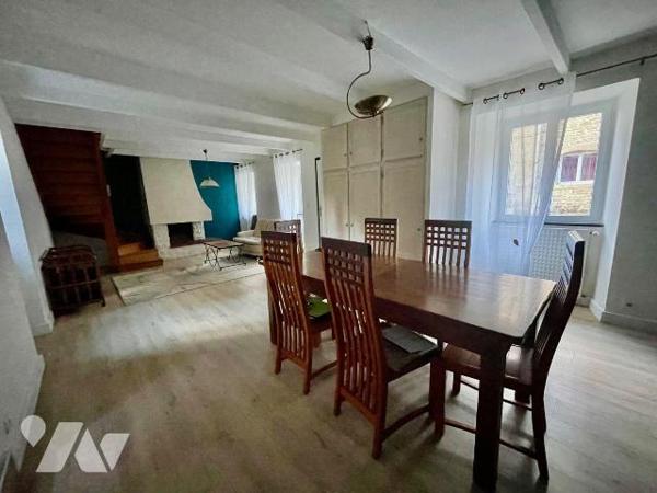 Maison de ville en très bon état.
Composée au rez de chaussée d'un grand séjour (cheminée) et ...