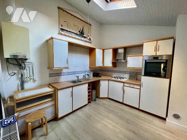 Maison de ville en très bon état.
Composée au rez de chaussée d'un grand séjour (cheminée) et ...