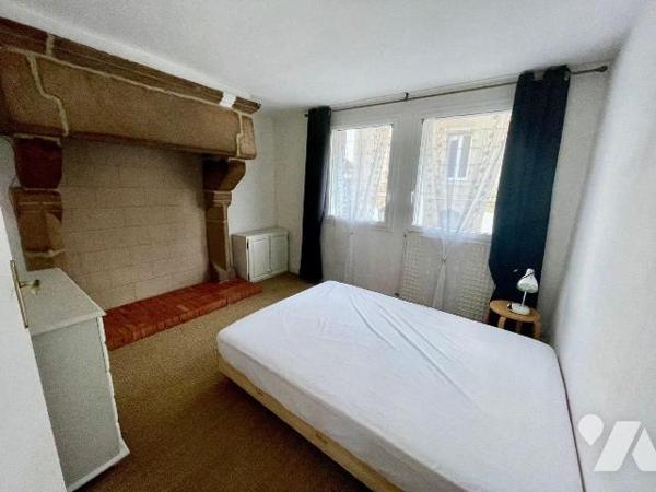 Maison de ville en très bon état.
Composée au rez de chaussée d'un grand séjour (cheminée) et ...