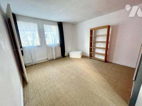 Maison de ville en très bon état.
Composée au rez de chaussée d'un grand séjour (cheminée) et ...