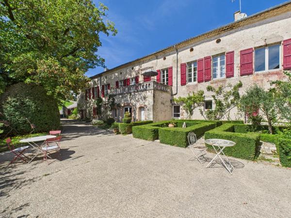 Superbe maison du 17ème siècle avec piscine au coeur d'un bourg médiéval