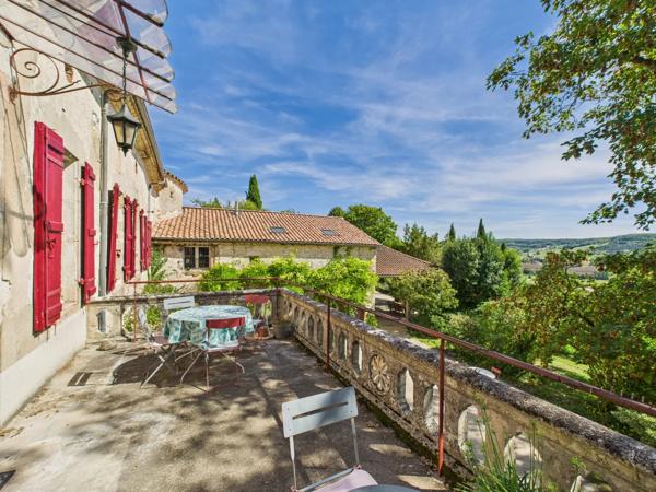 Superbe maison du 17ème siècle avec piscine au coeur d'un bourg médiéval