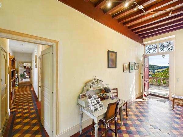 Superbe maison du 17ème siècle avec piscine au coeur d'un bourg médiéval