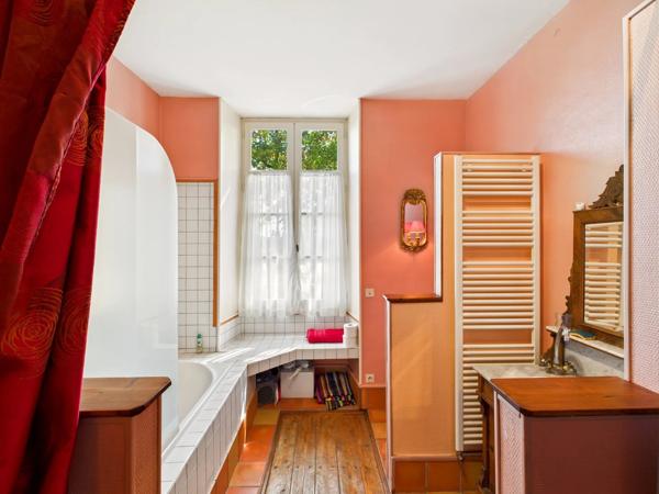 Superbe maison du 17ème siècle avec piscine au coeur d'un bourg médiéval