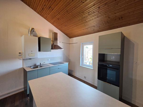 Grand appartement T2 hyper centre-ville BRESSUIRE refait à neuf très calme