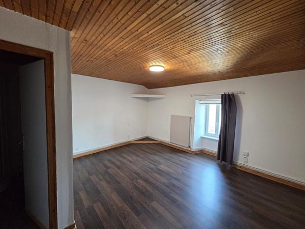 Grand appartement T2 hyper centre-ville BRESSUIRE refait à neuf très calme