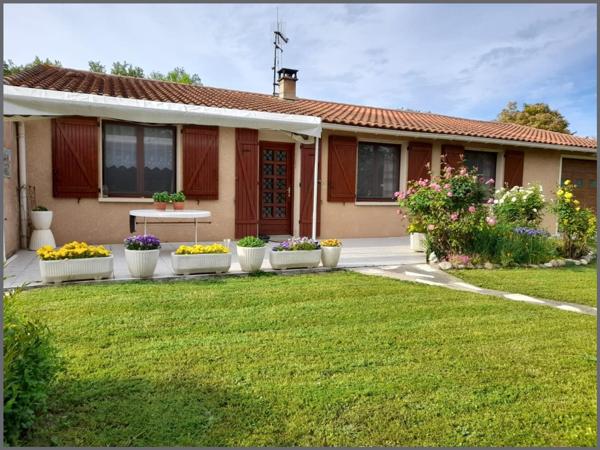 Maison de plain-pied avec un grand garage et un puit