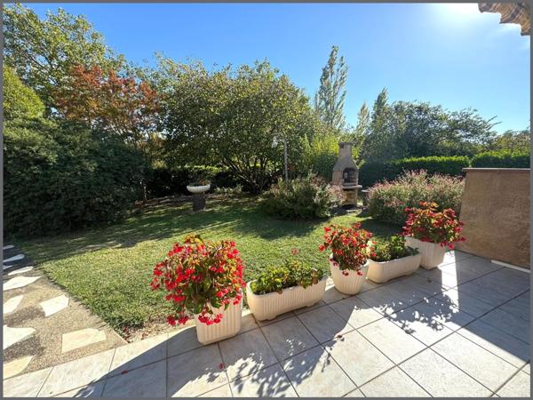 Maison de plain-pied avec un grand garage et un puit