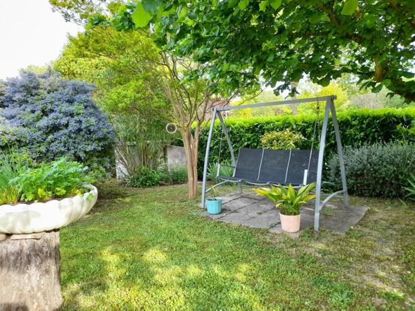 Maison de plain-pied avec un grand garage et un puit