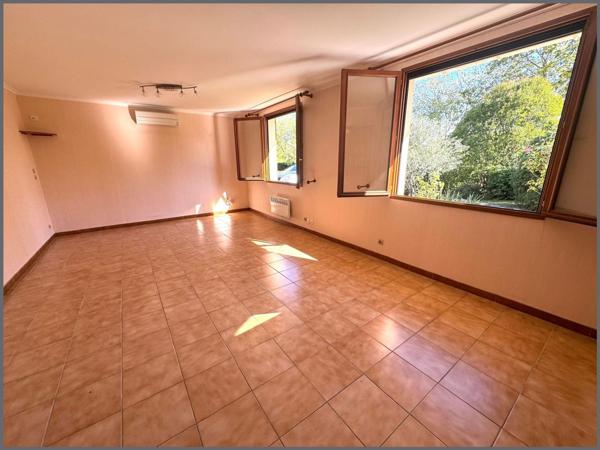 Maison de plain-pied avec un grand garage et un puit