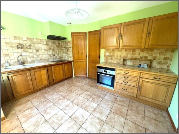 Maison de plain-pied avec un grand garage et un puit