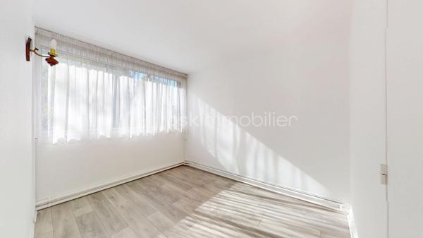 ‼️ Rénovation Énergétique en Cours !!  
Au sein d’une copropriété ravalée il y a 10 ans, qui a récemment voté et payé la rénovation de la chaufferie (passage du fioul à une chaudière gaz à condensation),
=> Le diagnostic énergétique (DPE) passera automatiquement en D ‼️ dans quelques mois à la charge des vendeurs
Idéal pour résidence principale, ou investissement locatif (colocation possible) !

À Palaiseau, dans un environnement privilégié, au fond d’une IMPASSE dans un quartier résidentiel recherché pour son calme et sa localisation ;
À quelques pas, par voie piétonne, de l’école élémentaire/maternelle Paul Langevin ;
À 10 minutes du collège, du lycée ainsi que du centre ville et de toutes les commodités ;
À 5 minutes de la gare de Massy-Palaiseau (RER B et C, TGV, Future ligne 18 ; Aéroport d’Orly à 10 minutes) ;
À 10 minutes de Polytechnique et du plateau de Saclay (arrêt de bus à 200 mètres) ; proche des accès A10 et A6.

Venez découvrir ce charmant appartement 4 pièces et 3 chambres de 68m², fonctionnel et lumineux car doublement exposé, situé au 3ème et dernier étage sans ascenseur, qui vous propose :
Une entrée ; une cuisine séparée, équipée et aménagée ; 
Un salon-salle à manger de 23m² exposé OUEST avec de grandes baies vitrées donnant sur le parc de la résidence où les enfants jouent en toute sécurité ;
Un dégagement offrant de nombreux rangements (double dressing) dessert 2 chambres, des toilettes séparés ainsi qu’une salle d’eau avec double accès.
Ainsi qu’une 3e chambre accessible depuis le salon.

À noter : l’appartement propose d’intéressantes possibilités de ré-agencement des espaces et notamment l’ouverture de la cuisine et/ou de la 3e chambre sur le salon, permettant la création d’un espace de vie de plus de 40m² !!

Au sein d’une copropriété à taille humaine (18 lots d’habitation), calme, avec de grands ESPACES VERTS, en impasse et entièrement clôturée.
Dans un immeuble des années 60, ravalé il y a 10 ans. 
La rénovation de la chaufferie (passage du fioul à une chaudière gaz à condensation), a récemment été voté à la charge des vendeurs.
Le diagnostic énergétique (DPE) passera automatiquement en D dans quelques mois suite à ces travaux. 
Et les charges de copropriété (actuellement de 275€ par mois comprenant chauffage, eau chaude et eau froide) diminueront sensiblement !

Vous bénéficierez également : 
D’un emplacement de stationnement dans le parking privé de la résidence ; 
D’une spacieuse cave de 8m² ; idéale pour le stockage et pouvant accueillir des deux-roues.
Et de diverses prestations de qualité (Double vitrage renforcé, VMC, parquet, volets roulants électriques, nombreux rangements…).

‼️ NB : En option, possibilité d’acquérir un grand BOX (garage extérieur fermé) de 17m², en sus du prix de vente. 

Soigneusement entretenu, l’appartement est en bon état. 
Quelques rafraîchissements pour une mise à votre goût pourront vous être nécessaires.

Demandez l’accès à notre Visite virtuelle pour une première découverte avec ce bien Coup de Cœur !! 
Les prestations de l’appartement, le dernier étage, la qualité de la résidence, la rénovation énergétique en cours et les différentes possibilités d’agencement et d’évolution des espaces font de cet appartement un investissement rentable (colocation possible) et/ou un cocon idéal pour une famille.
A votre entière disposition 7 jours sur 7
