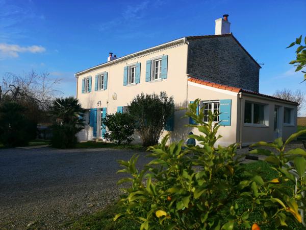 MAISON CHARENTAISE AVEC STUDIO PISCINE DEPENDANCES 247 M²