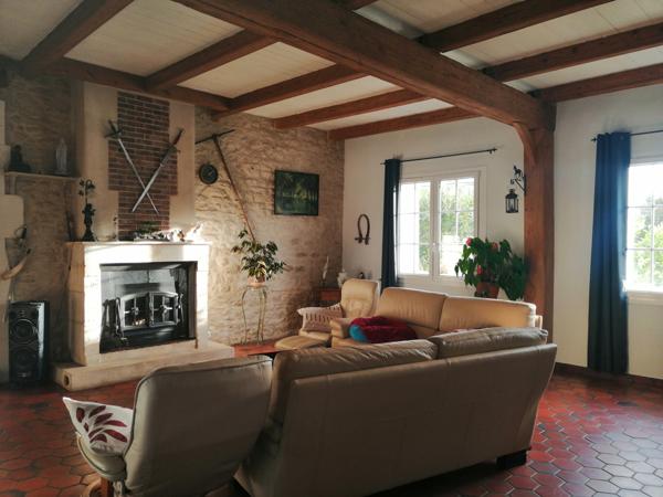 MAISON CHARENTAISE AVEC STUDIO PISCINE DEPENDANCES 247 M²