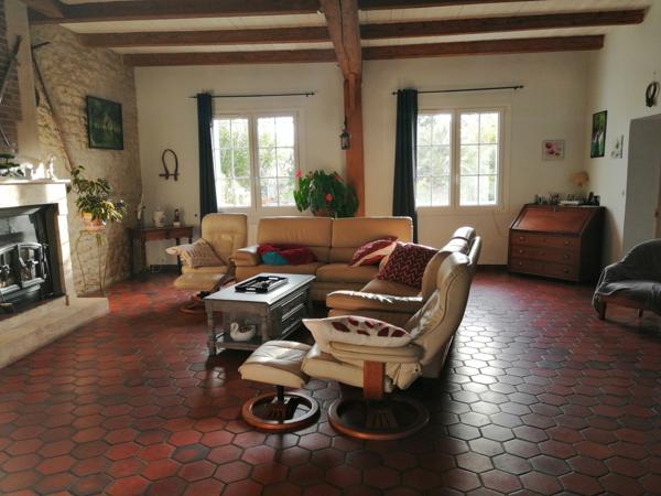 MAISON CHARENTAISE AVEC STUDIO PISCINE DEPENDANCES 247 M²