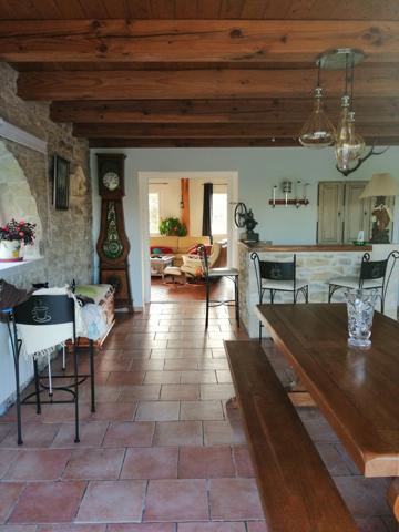 MAISON CHARENTAISE AVEC STUDIO PISCINE DEPENDANCES 247 M²