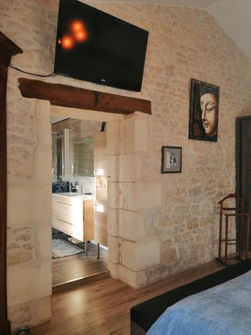 MAISON CHARENTAISE AVEC STUDIO PISCINE DEPENDANCES 247 M²