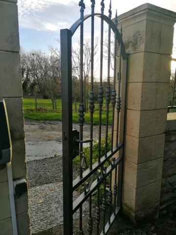 MAISON CHARENTAISE AVEC STUDIO PISCINE DEPENDANCES 247 M²