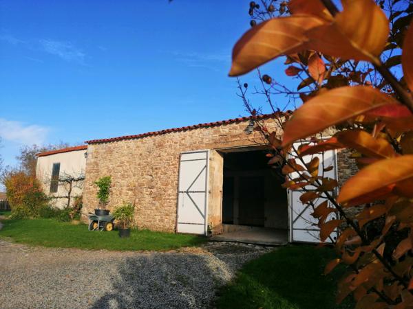 MAISON CHARENTAISE AVEC STUDIO PISCINE DEPENDANCES 247 M²