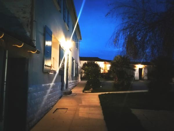 MAISON CHARENTAISE AVEC STUDIO PISCINE DEPENDANCES 247 M²