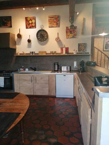 MAISON CHARENTAISE AVEC STUDIO PISCINE DEPENDANCES 247 M²