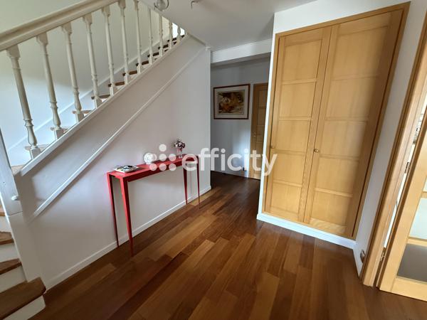 Maison
         8 pièces
        - 175 m² 895 000 € *