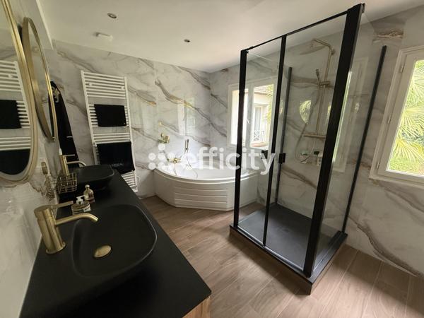 Maison
         8 pièces
        - 175 m² 895 000 € *