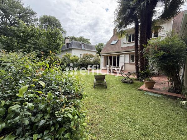 Maison
         8 pièces
        - 175 m² 895 000 € *