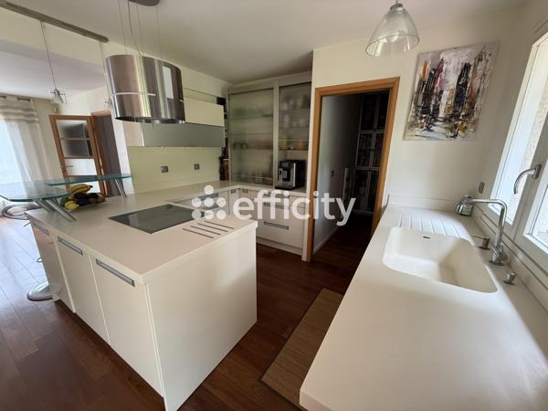 Maison
         8 pièces
        - 175 m² 895 000 € *