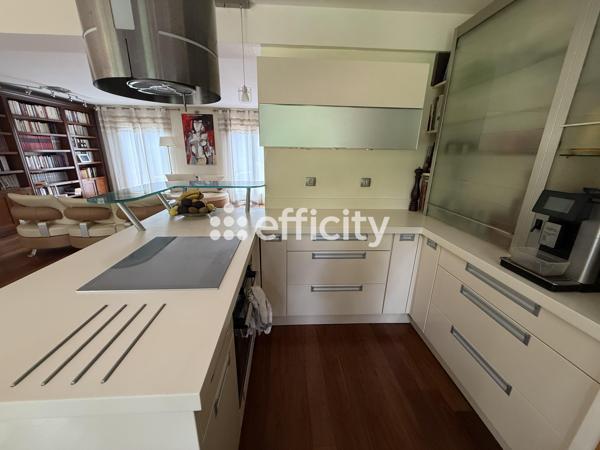 Maison
         8 pièces
        - 175 m² 895 000 € *