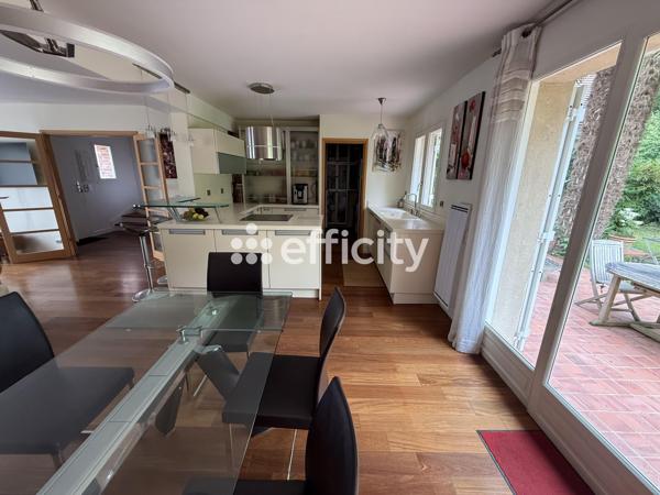 Maison
         8 pièces
        - 175 m² 895 000 € *