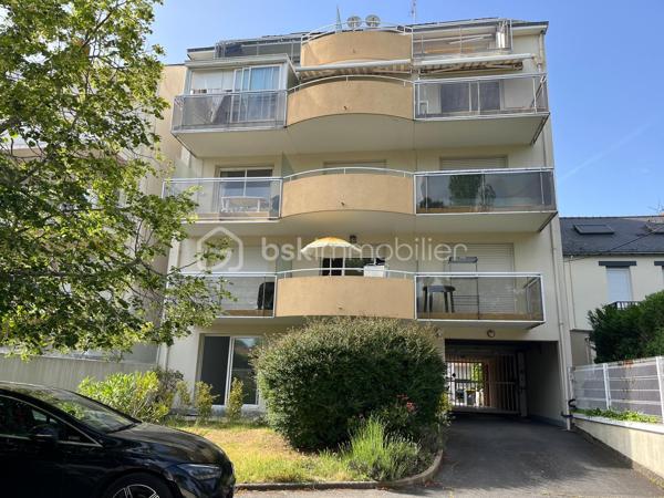 Appartement de type 3 situé au rez-de-chaussée d'une copropriété en bon état, comprenant:
Entrée de 5,79 m², séjour de 31,32 m² sur terrasse, cuisine semi-ouverte de 4,77 m² , 2 chambres de 9,80 et 9,11 m² avec accès sur terrasse, salle d'eau de 3,76 m² et WC séparé de 1,50 m², placard. 
Cave de 3,04 m² et garage de 16 m².
Proche centre, gare et plage.