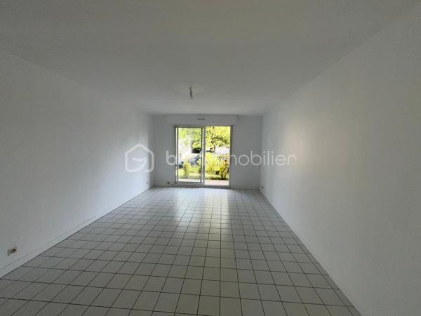 Appartement de type 3 situé au rez-de-chaussée d'une copropriété en bon état, comprenant:
Entrée de 5,79 m², séjour de 31,32 m² sur terrasse, cuisine semi-ouverte de 4,77 m² , 2 chambres de 9,80 et 9,11 m² avec accès sur terrasse, salle d'eau de 3,76 m² et WC séparé de 1,50 m², placard. 
Cave de 3,04 m² et garage de 16 m².
Proche centre, gare et plage.